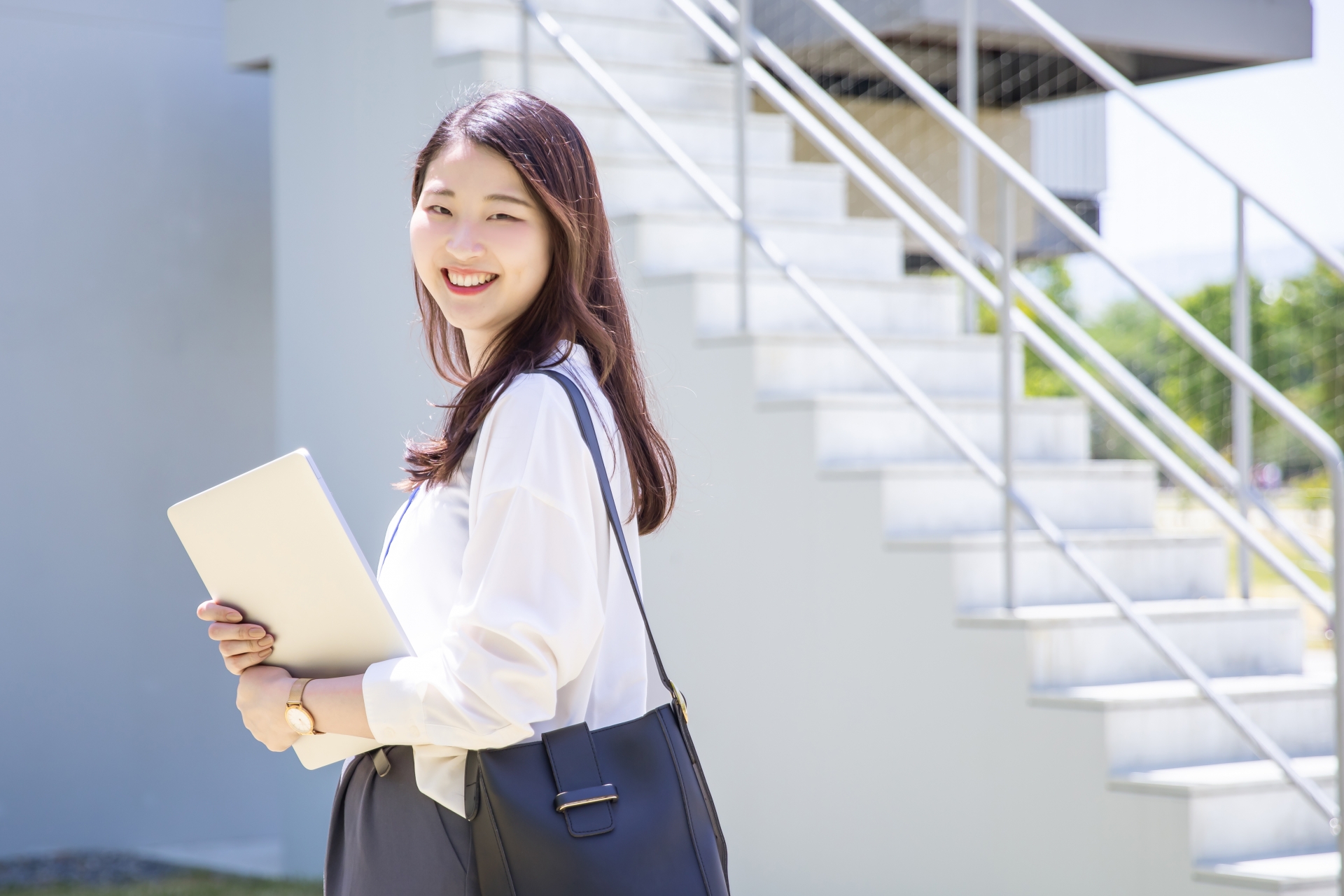 副業をする女性のイメージ